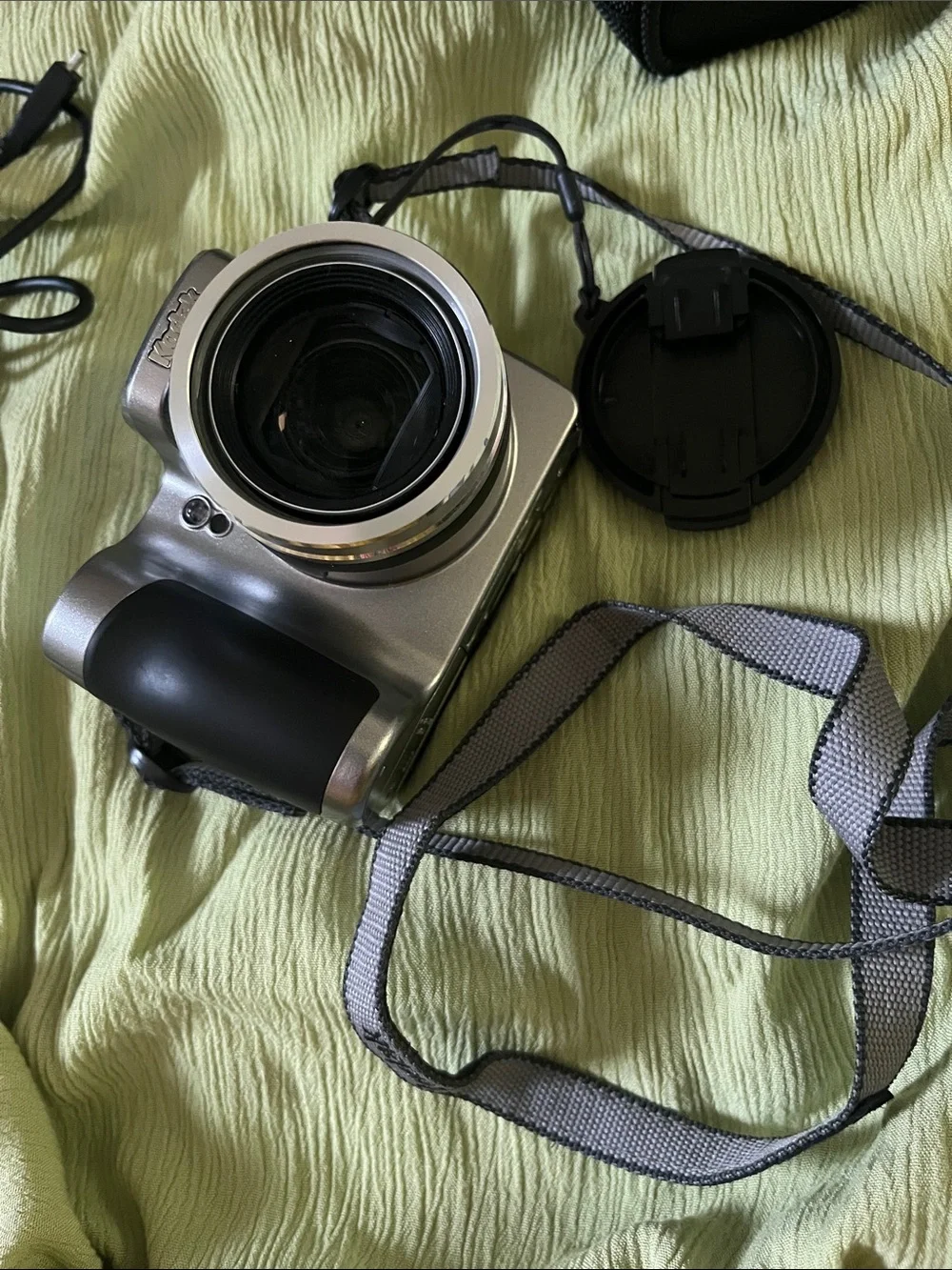 Kodak Silver Compact Digital Camera EasyShare Z740with Black Kodak Carrying Case